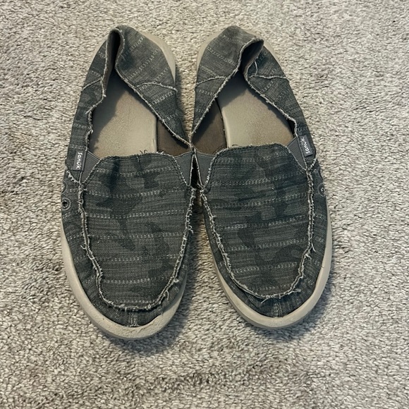 Size 9, Women’s Camouflage Sanuks - Picture 1 of 1